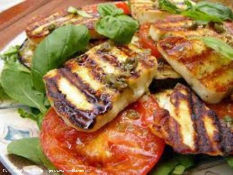 Χαλούμι με κόκκινες πιπεριές, κάπαρη και ελιές